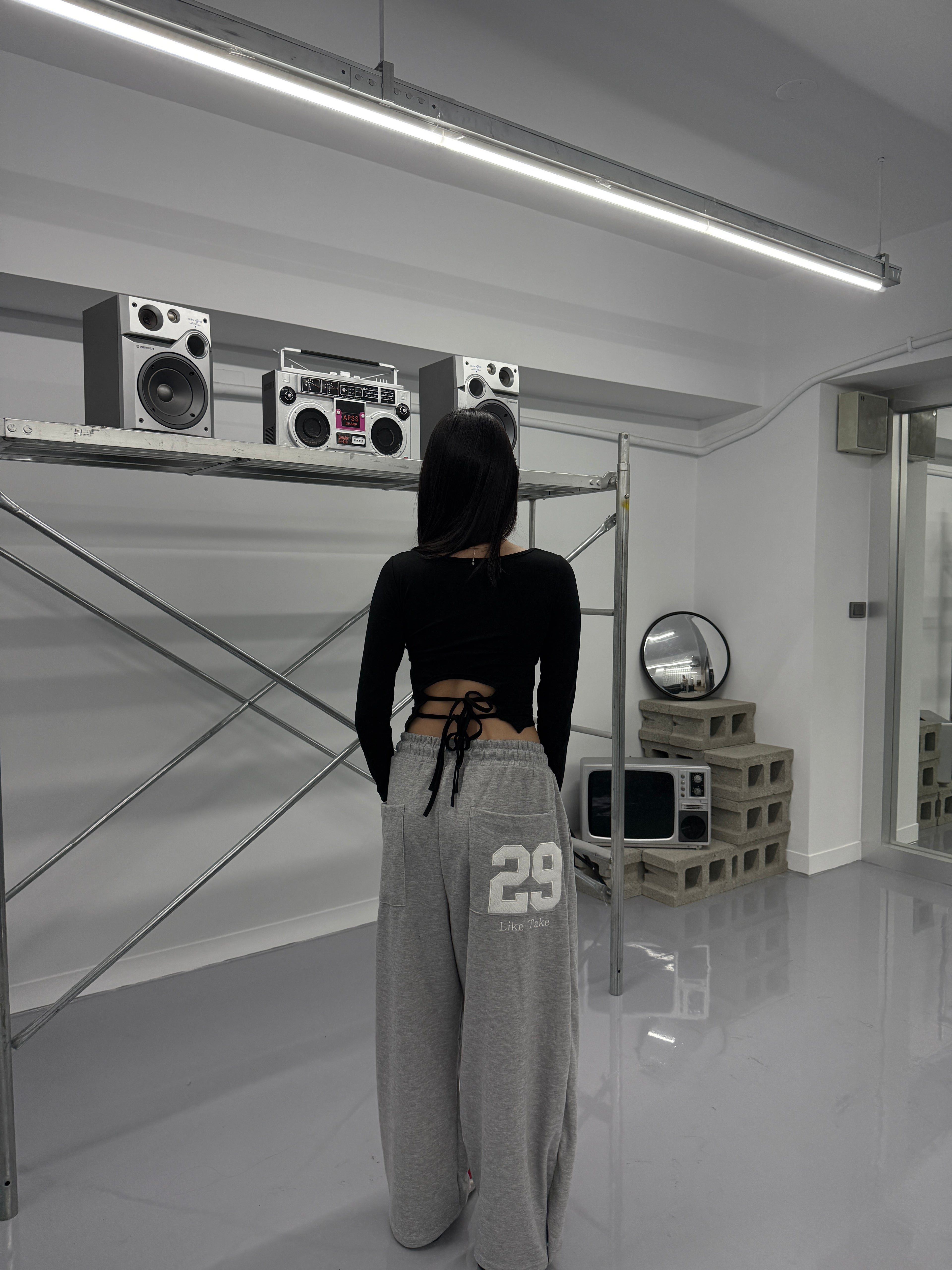 Back Reveal 後背小心機薄T