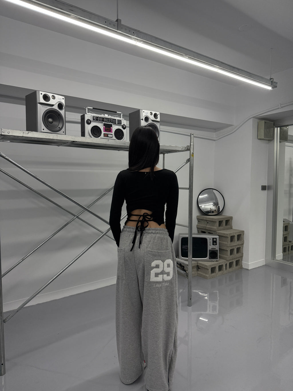 Back Reveal 後背小心機薄T